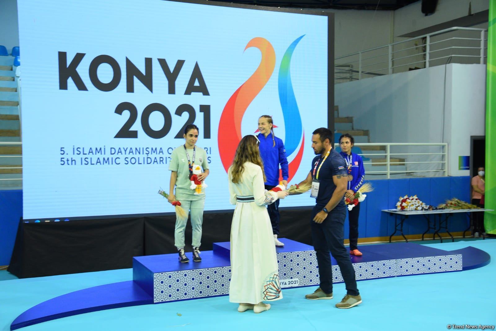 Azerbaijani female freestyle wrestler receives gold medal at V Islamic Solidarity Games (PHOTO)