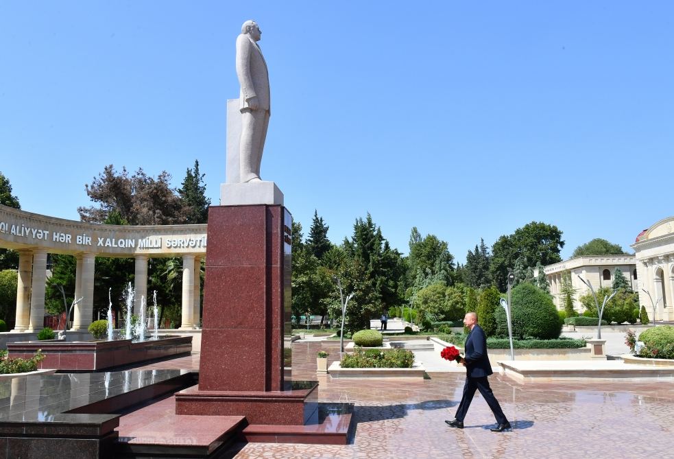President Ilham Aliyev visited statue of national leader Heydar Aliyev in Aghsu (PHOTO/VIDEO)