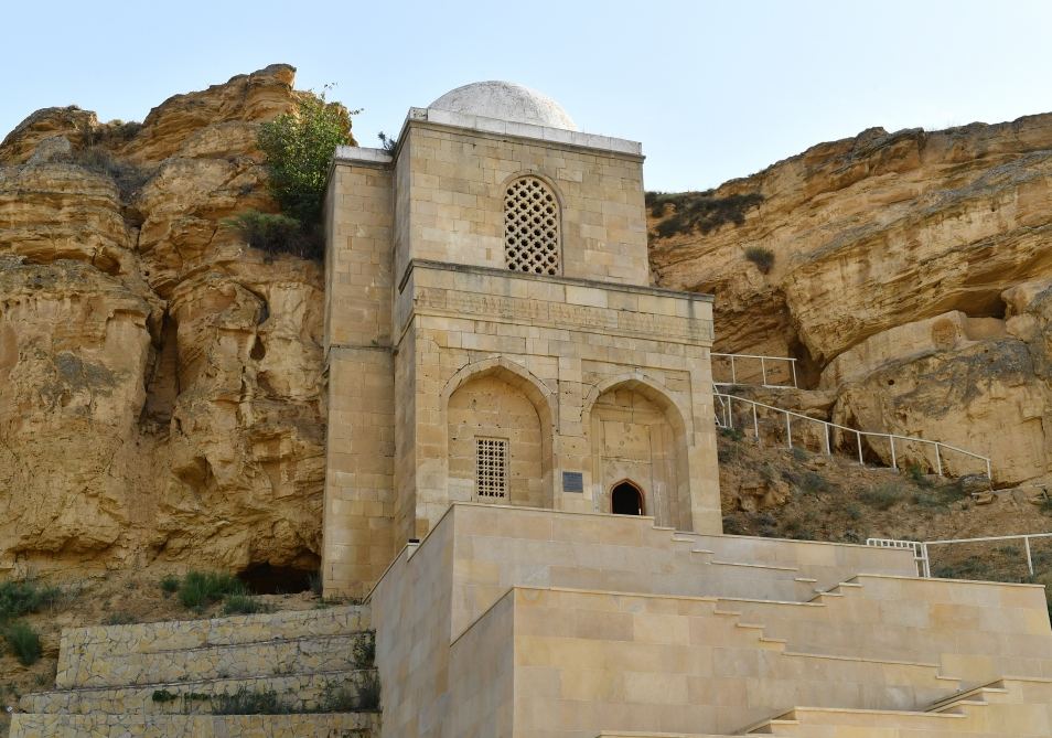 President Ilham Aliyev, First Lady Mehriban Aliyeva view reconstruction works carried out in “Diri Baba” tomb in Gobustan district (PHOTO/VIDEO)