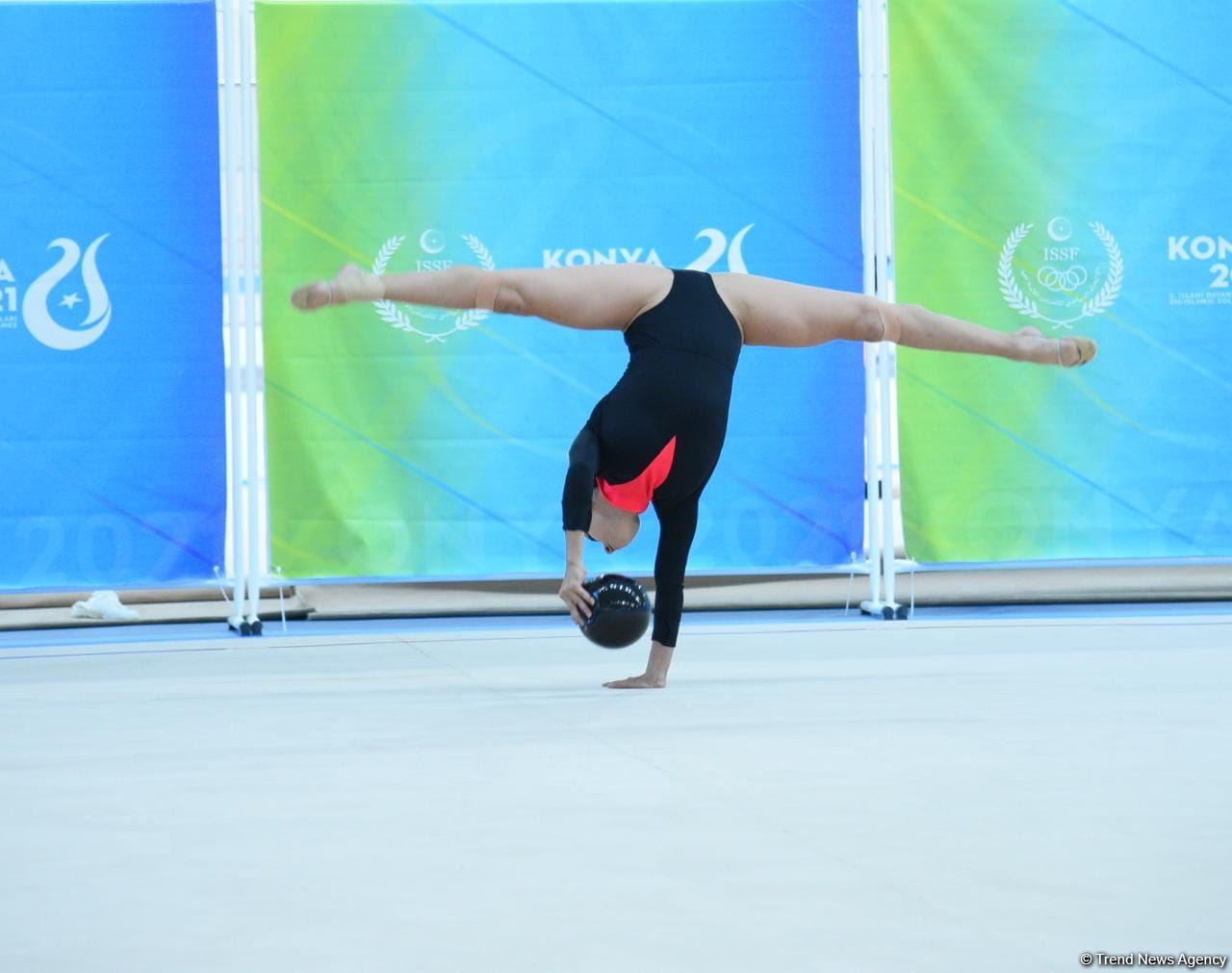 Zohra Agamirova wins bronze in ball exercise (PHOTO)