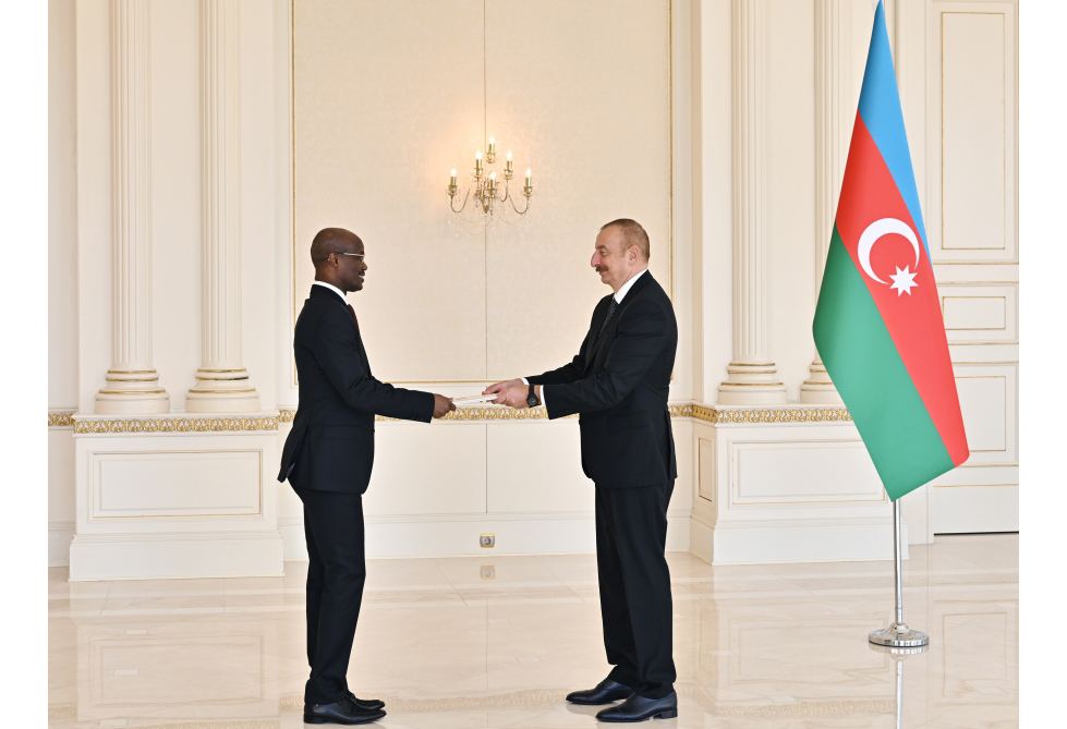President Ilham Aliyev receives credentials of incoming ambassador of Chad (PHOTO/VIDEO)