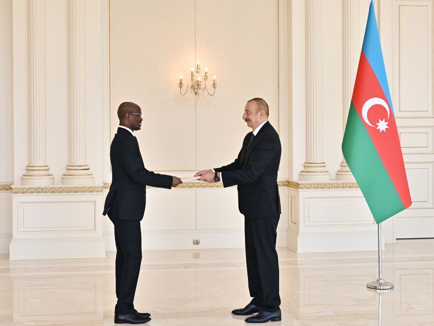 President Ilham Aliyev receives credentials of incoming ambassador of Chad (PHOTO/VIDEO)