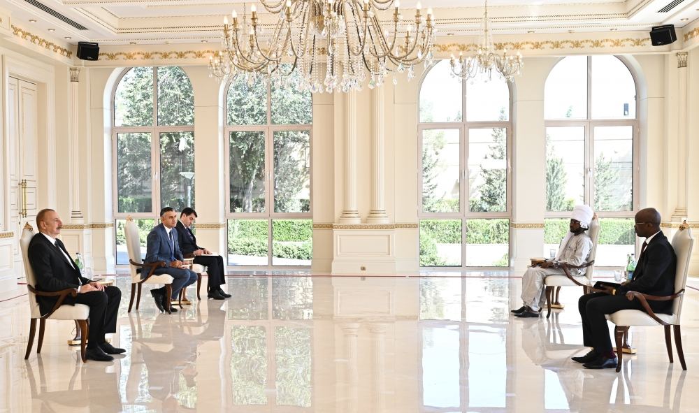 President Ilham Aliyev receives credentials of incoming ambassador of Chad (PHOTO/VIDEO)