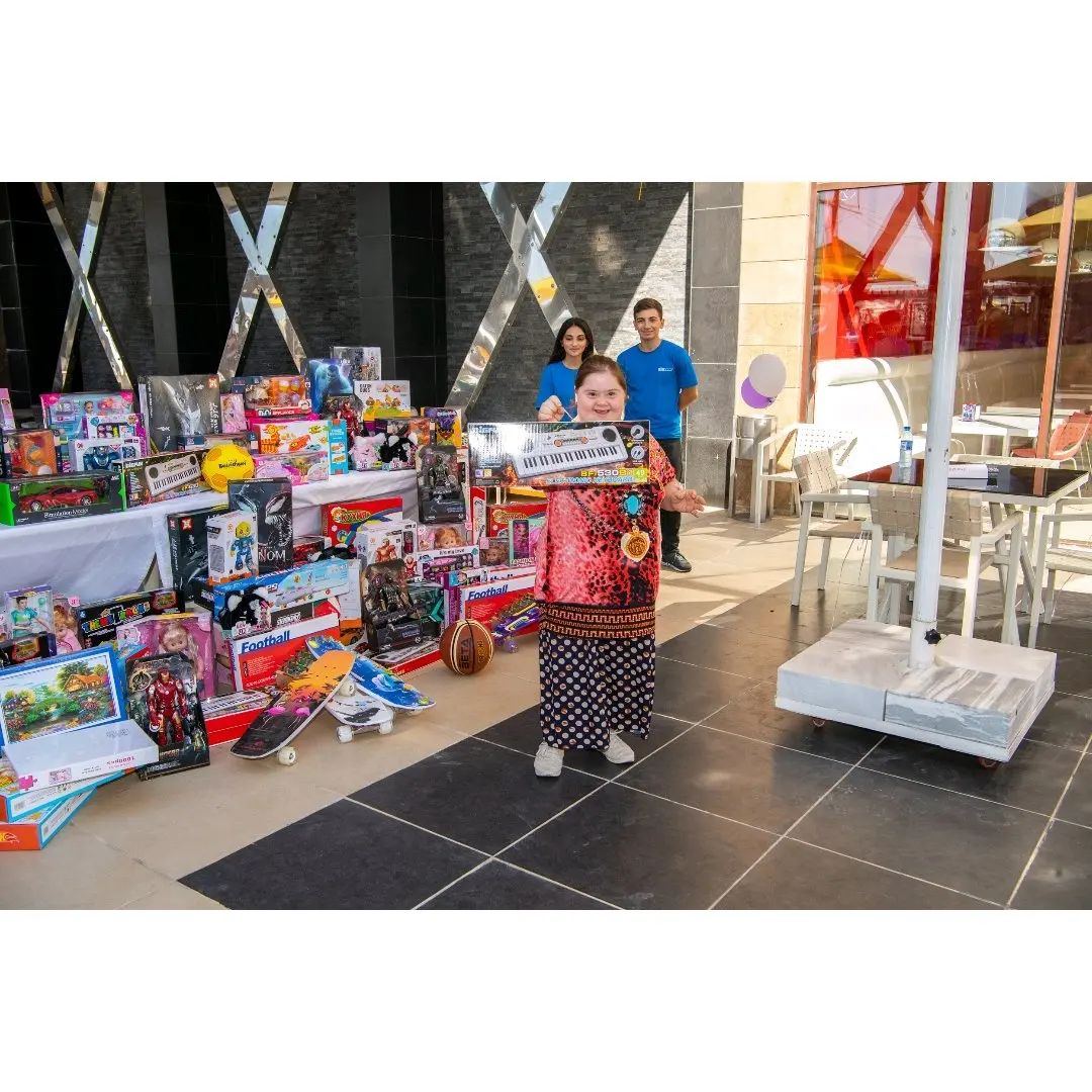 First Vice-President Mehriban Aliyeva made post from festivities organized for children (PHOTO/VIDEO)