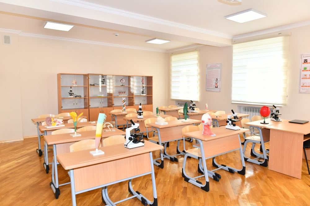 President Ilham Aliyev views conditions created at secondary school No35, new block of which was built in Baku's Nasimi district (PHOTO/VIDEO)