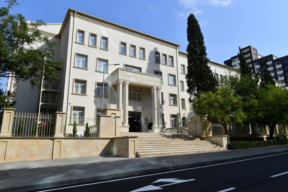 President Ilham Aliyev views conditions created at secondary school No35, new block of which was built in Baku's Nasimi district (PHOTO/VIDEO)