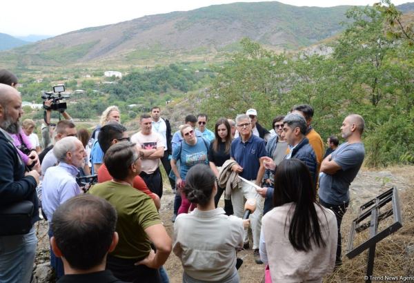 Foreign travelers visit Azykh cave in Azerbaijan's Khojavand (PHOTO)