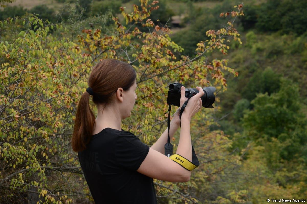 Foreign travelers visit Azykh cave in Azerbaijan's Khojavand (PHOTO)