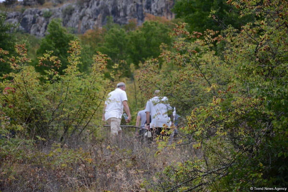 Foreign travelers visit Azykh cave in Azerbaijan's Khojavand (PHOTO)