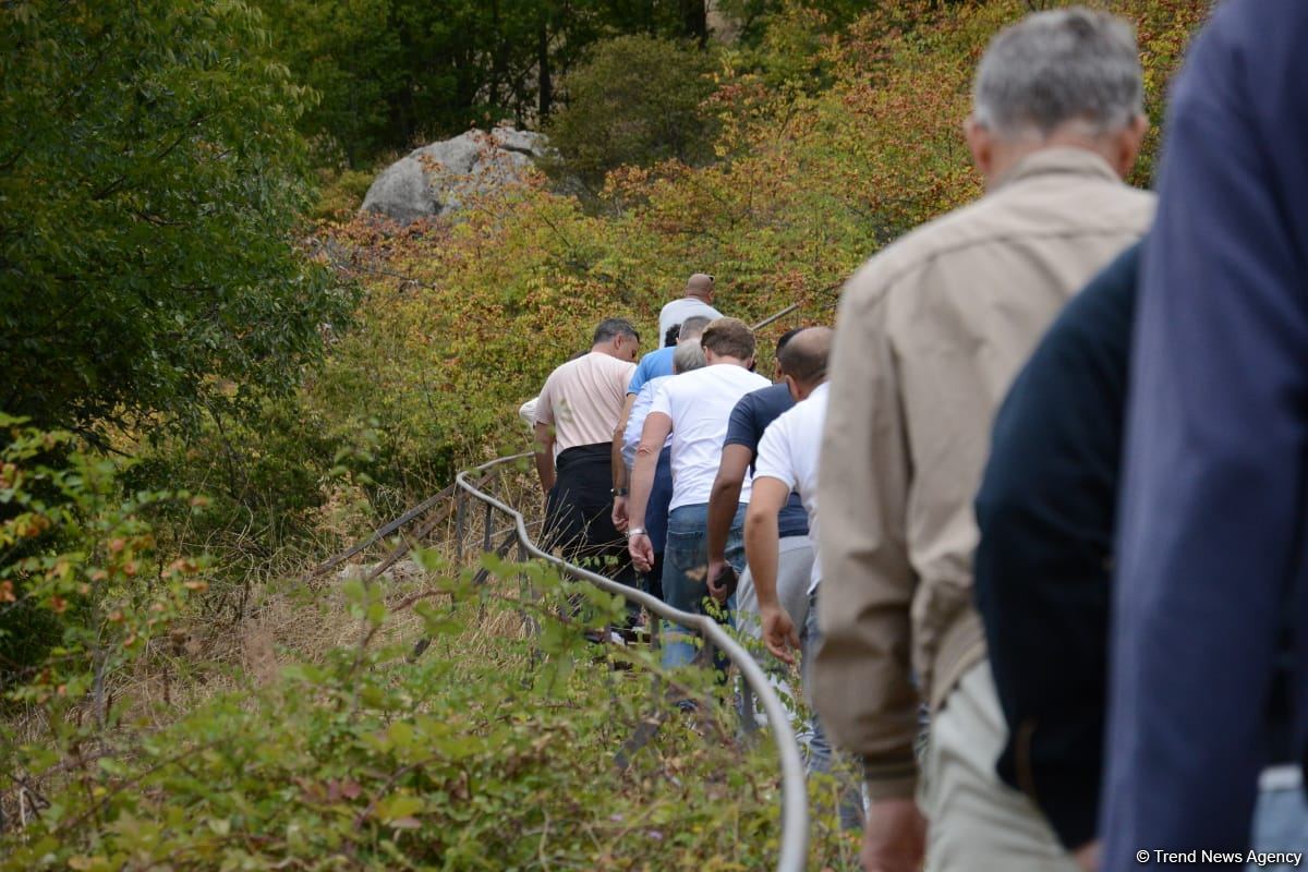 Foreign travelers visit Azykh cave in Azerbaijan's Khojavand (PHOTO)