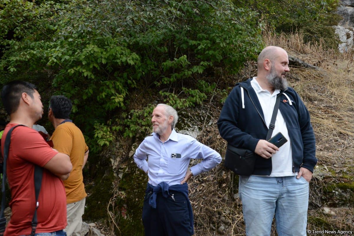 Foreign travelers visit Azykh cave in Azerbaijan's Khojavand (PHOTO)