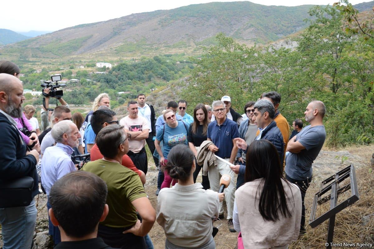 Foreign travelers visit Azykh cave in Azerbaijan's Khojavand (PHOTO)