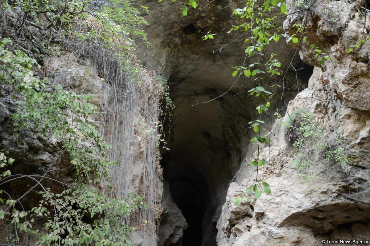 Foreign travelers visit Azykh cave in Azerbaijan's Khojavand (PHOTO)