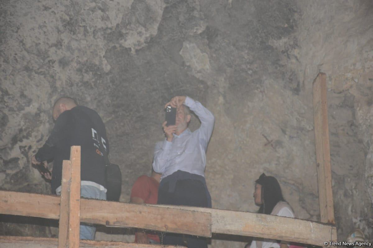 Foreign travelers visit Azykh cave in Azerbaijan's Khojavand (PHOTO)