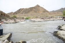 International travelers visit Khudafarin bridge located at Azerbaijan-Iran border (PHOTO)