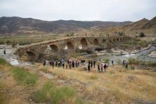 International travelers visit Khudafarin bridge located at Azerbaijan-Iran border (PHOTO)