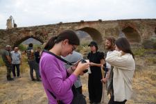 International travelers visit Khudafarin bridge located at Azerbaijan-Iran border (PHOTO)