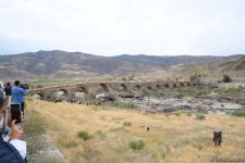 International travelers visit Khudafarin bridge located at Azerbaijan-Iran border (PHOTO)
