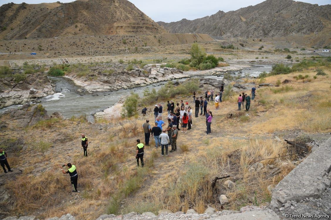 International travelers visit Khudafarin bridge located at Azerbaijan-Iran border (PHOTO)