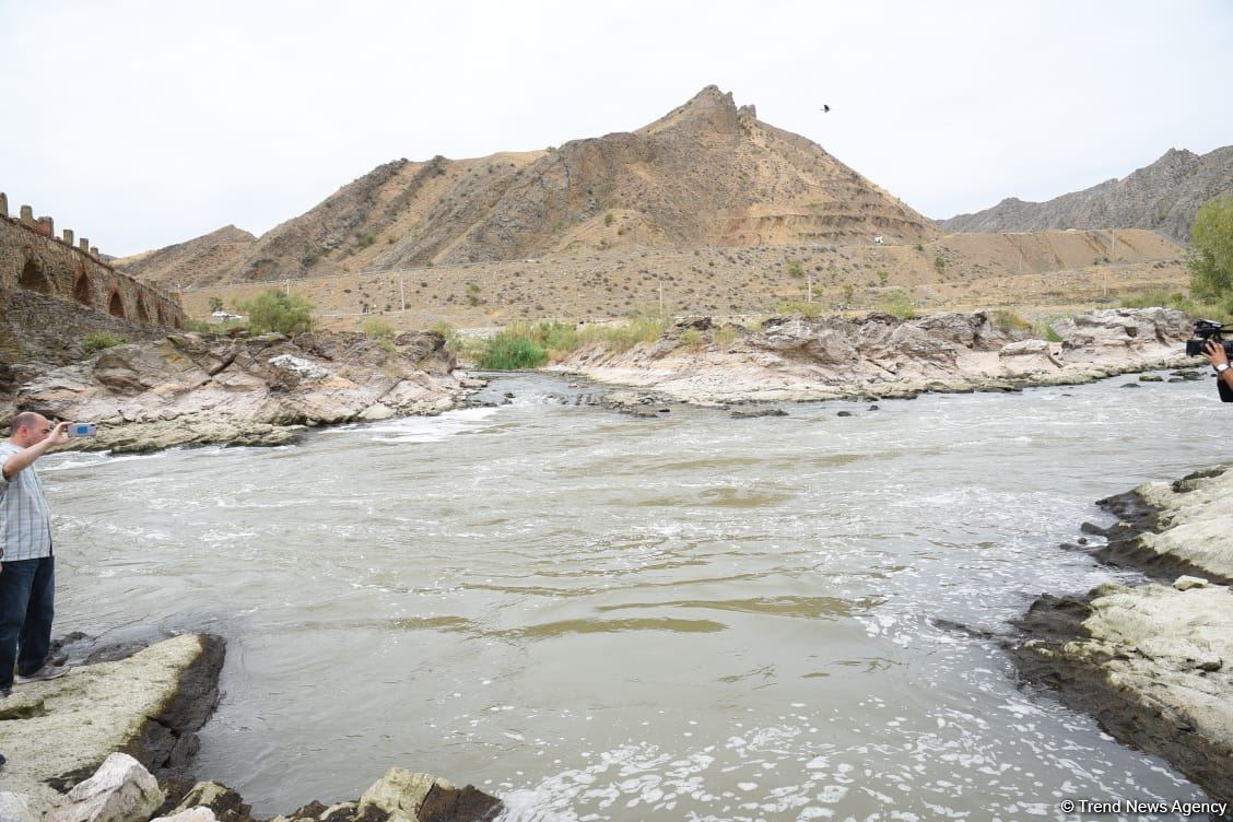 International travelers visit Khudafarin bridge located at Azerbaijan-Iran border (PHOTO)