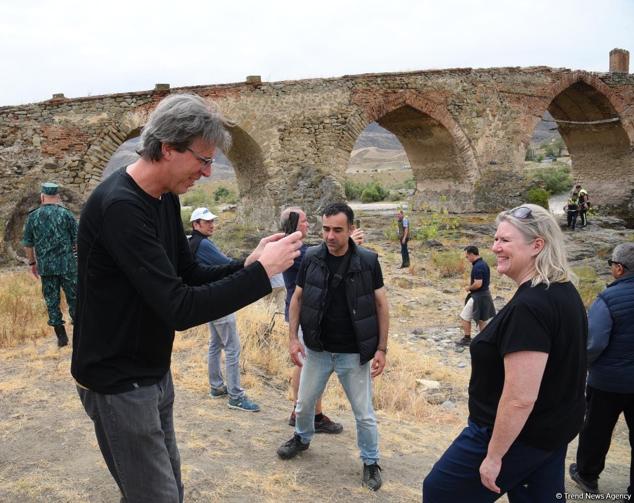 International travelers visit Khudafarin bridge located at Azerbaijan-Iran border (PHOTO)