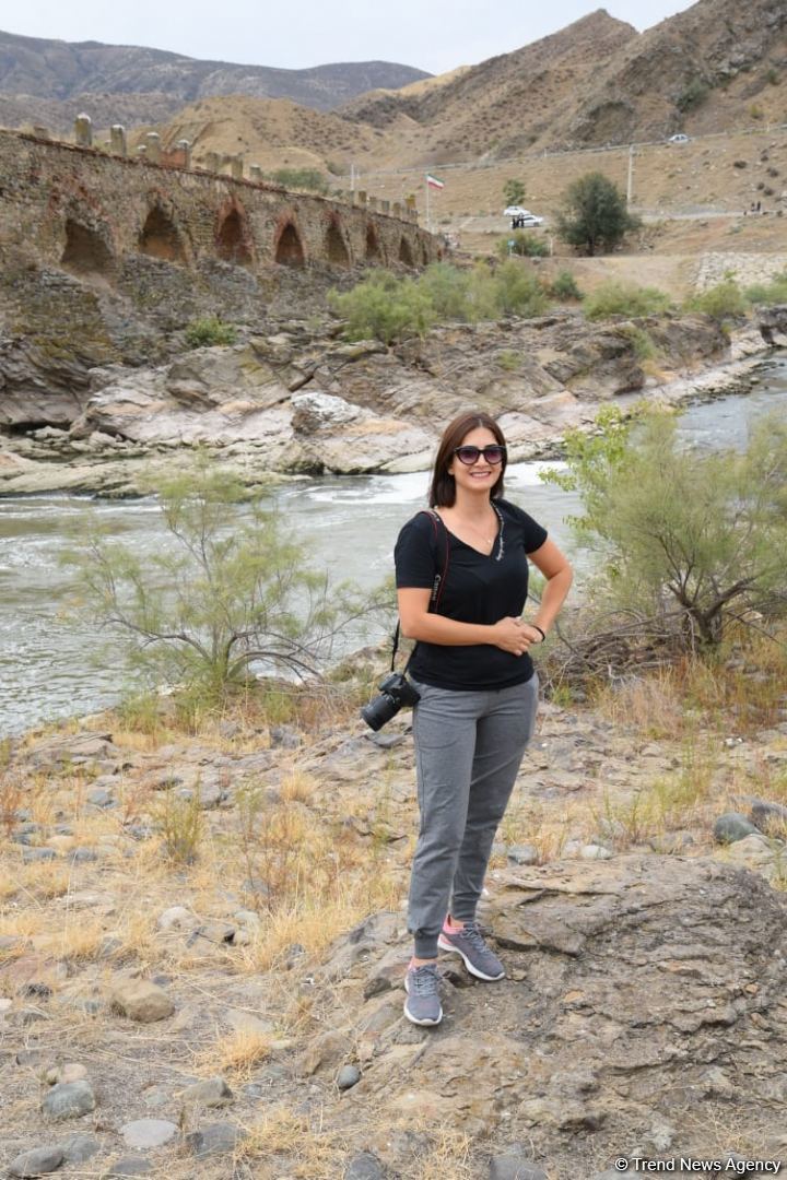 International travelers visit Khudafarin bridge located at Azerbaijan-Iran border (PHOTO)