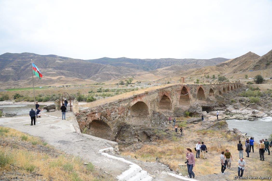 International travelers visit Khudafarin bridge located at Azerbaijan-Iran border (PHOTO)