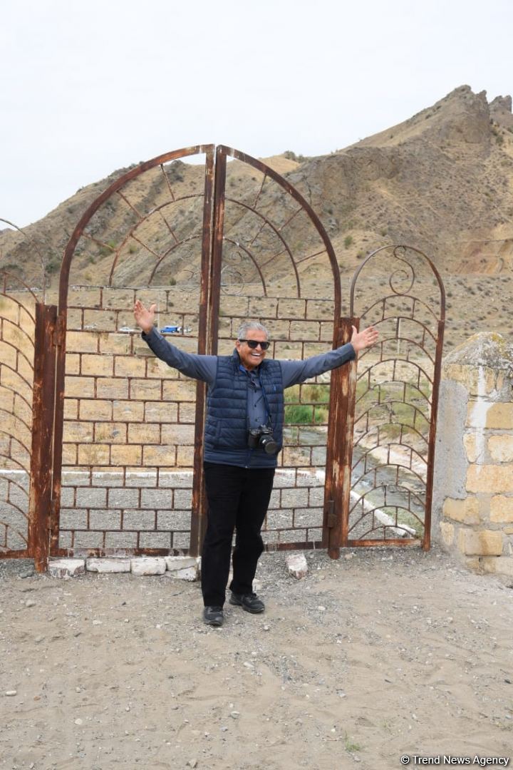 International travelers visit Khudafarin bridge located at Azerbaijan-Iran border (PHOTO)