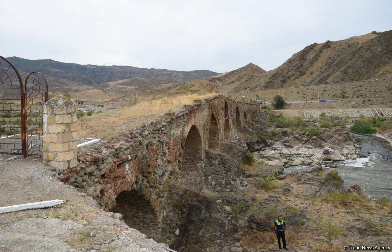 International travelers visit Khudafarin bridge located at Azerbaijan-Iran border (PHOTO)