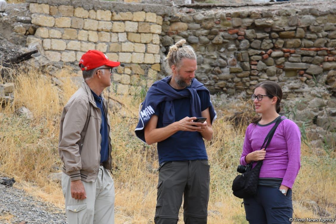 International travelers visit Khudafarin bridge located at Azerbaijan-Iran border (PHOTO)