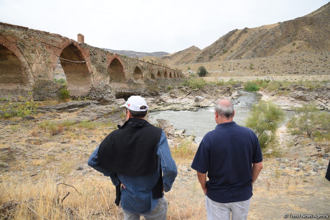 International travelers visit Khudafarin bridge located at Azerbaijan-Iran border (PHOTO)