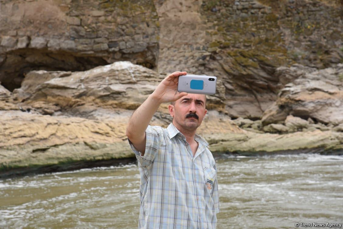 International travelers visit Khudafarin bridge located at Azerbaijan-Iran border (PHOTO)