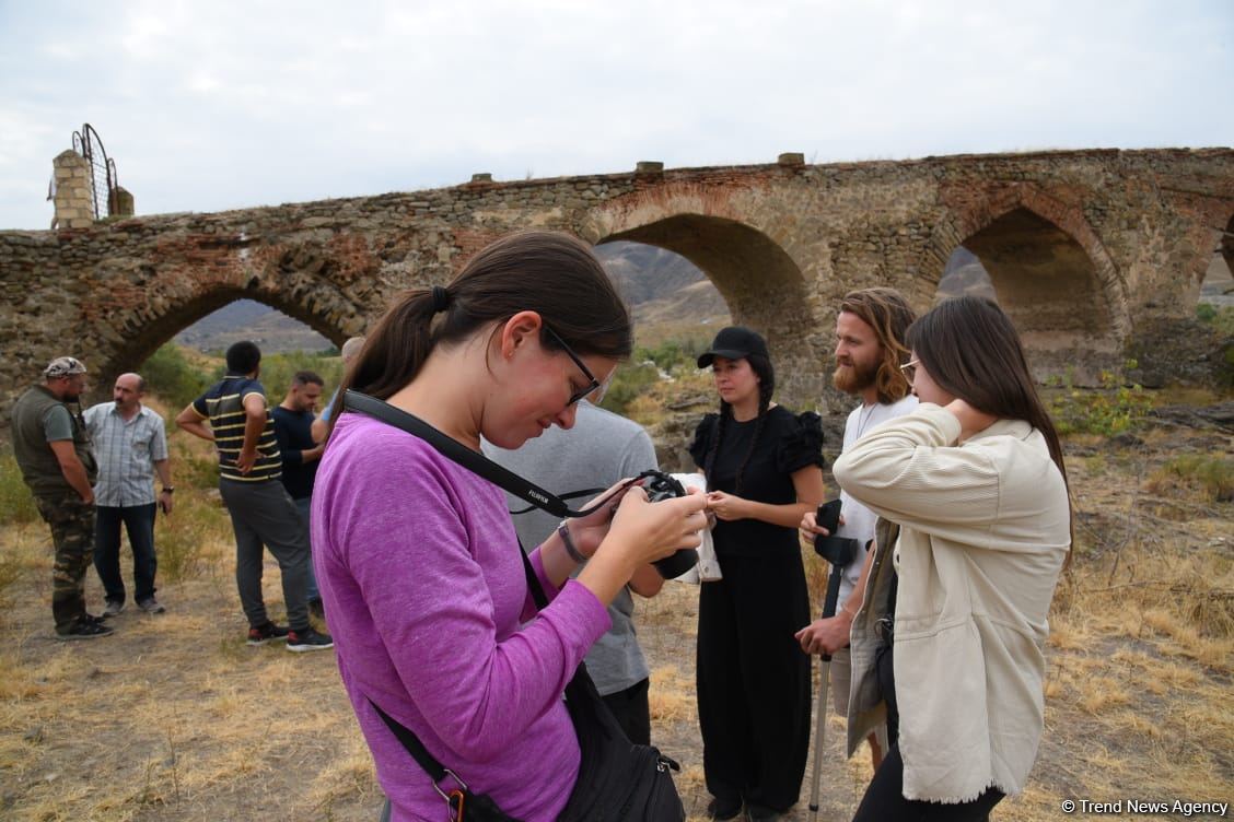 International travelers visit Khudafarin bridge located at Azerbaijan-Iran border (PHOTO)
