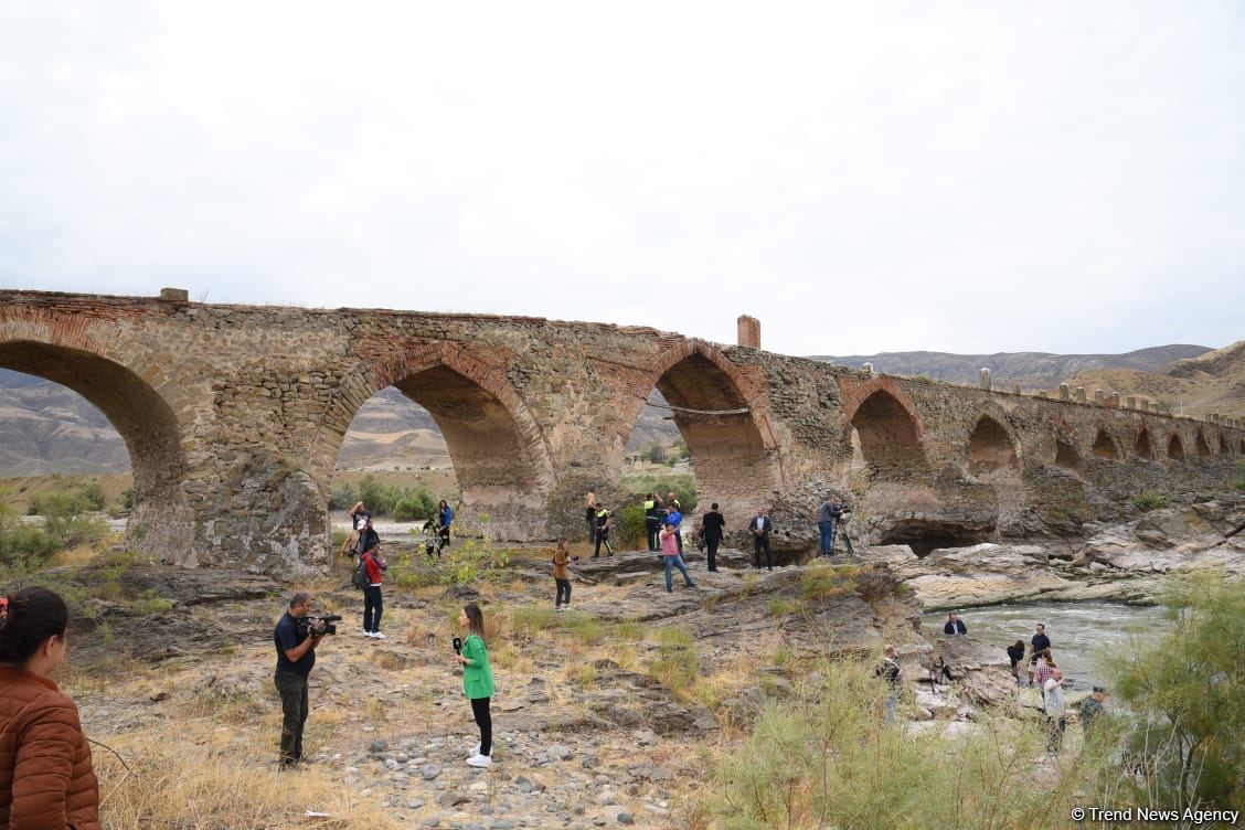 International travelers visit Khudafarin bridge located at Azerbaijan-Iran border (PHOTO)