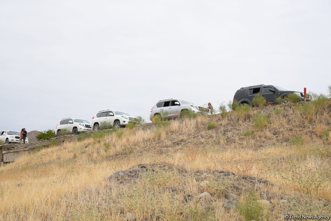 International travelers visit Khudafarin bridge located at Azerbaijan-Iran border (PHOTO)
