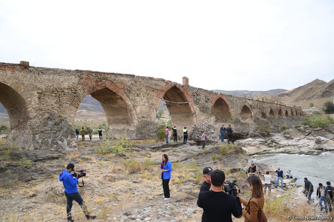International travelers visit Khudafarin bridge located at Azerbaijan-Iran border (PHOTO)