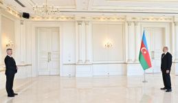 President Ilham Aliyev accepts credentials of incoming ambassador of Hungary (PHOTO/VIDEO)