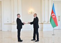 President Ilham Aliyev accepts credentials of incoming ambassador of Hungary (PHOTO/VIDEO)
