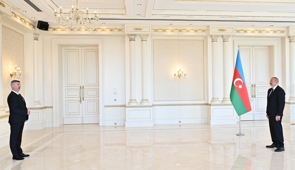 President Ilham Aliyev accepts credentials of incoming ambassador of Hungary (PHOTO/VIDEO)