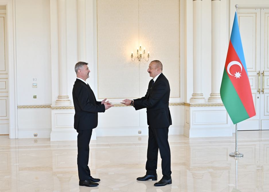 President Ilham Aliyev accepts credentials of incoming ambassador of Hungary (PHOTO/VIDEO)