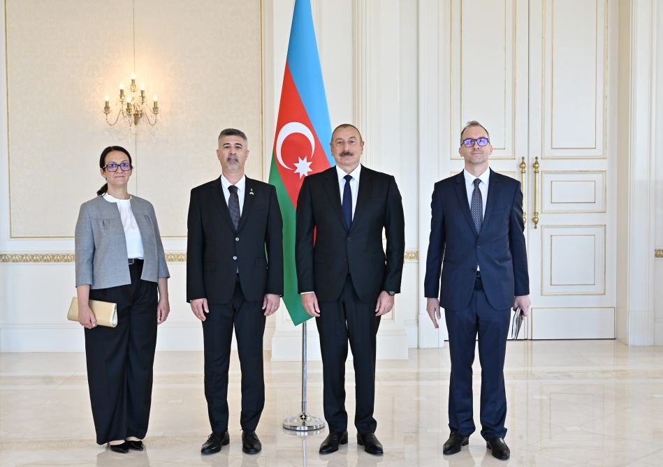 President Ilham Aliyev accepts credentials of incoming ambassador of Hungary (PHOTO/VIDEO)