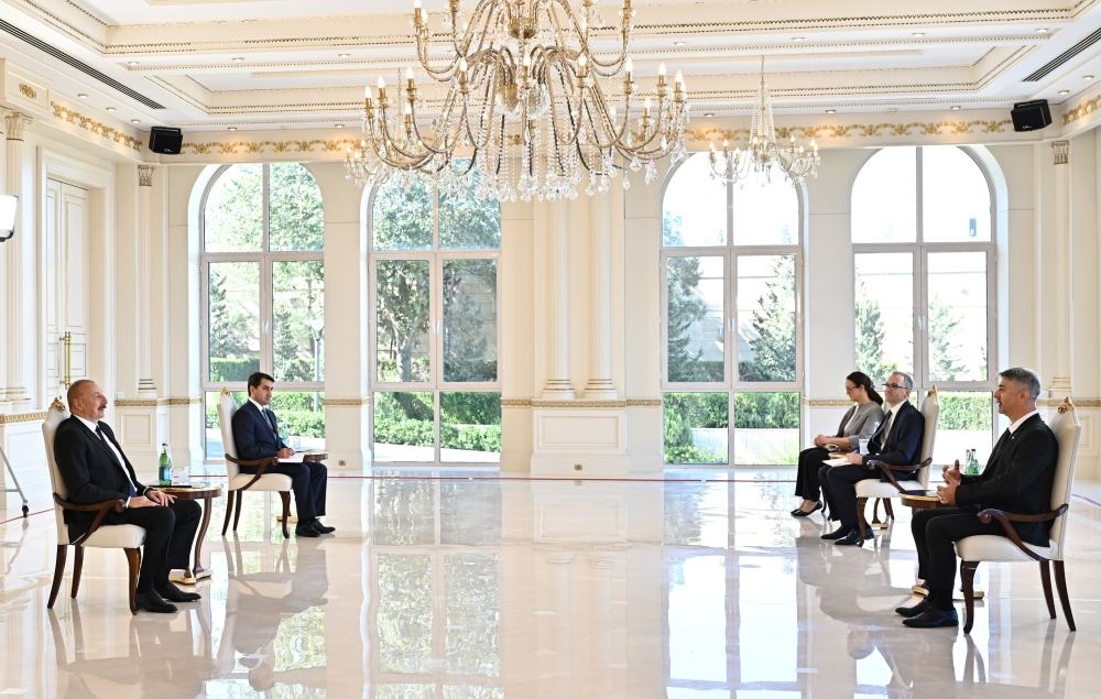 President Ilham Aliyev accepts credentials of incoming ambassador of Hungary (PHOTO/VIDEO)