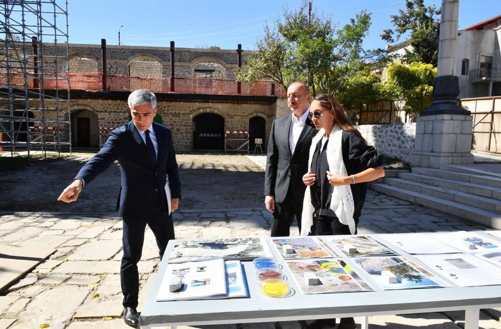 President Ilham Aliyev and First Lady Mehriban Aliyeva visit Yukhari Govhar Aga Mosque in Shusha, pray for the souls of martyrs here (PHOTO)