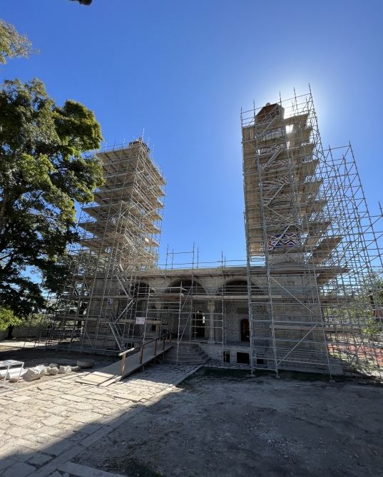 President Ilham Aliyev and First Lady Mehriban Aliyeva visit Yukhari Govhar Aga Mosque in Shusha, pray for the souls of martyrs here (PHOTO)