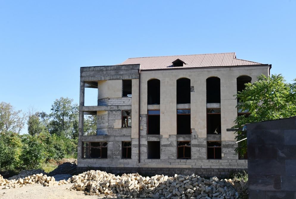 President Ilham Aliyev and First Lady Mehriban Aliyeva inquire about restoration work in administrative building of Shusha apartment utility and maintenance service (PHOTO/VIDEO)