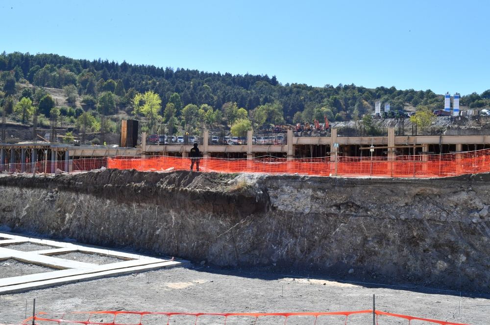 President Ilham Aliyev and First Lady Mehriban Aliyeva view construction progress at new residential complex in Shusha (PHOTO/VİDEO)