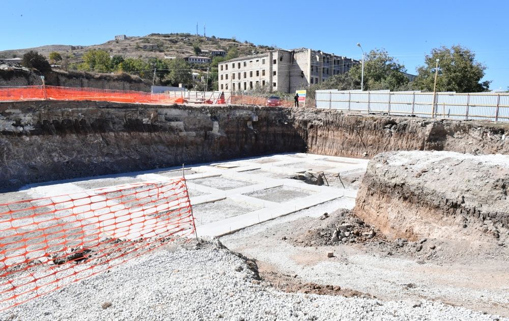 President Ilham Aliyev and First Lady Mehriban Aliyeva view construction progress at new residential complex in Shusha (PHOTO/VİDEO)