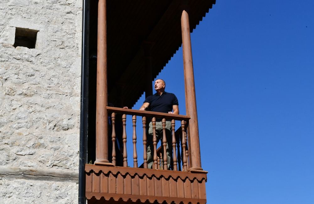 President Ilham Aliyev and First Lady Mehriban Aliyeva view progress of restoration work at Mehmandarovs' Estate Complex (PHOTO/VIDEO)