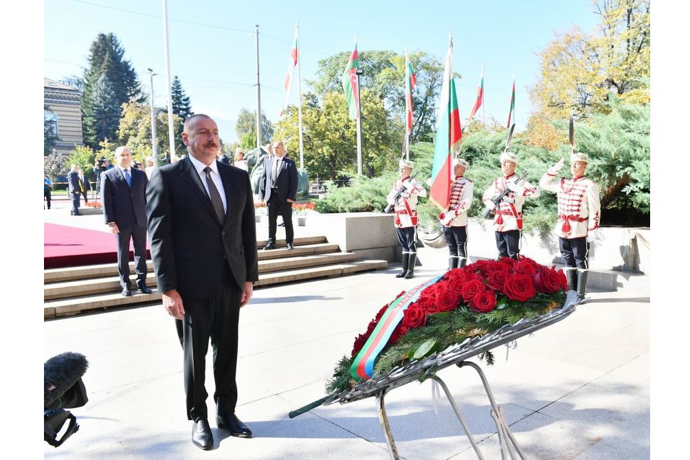 President Ilham Aliyev visits tomb of Unknown Soldier in Sofia  (PHOTO/VIDEO)