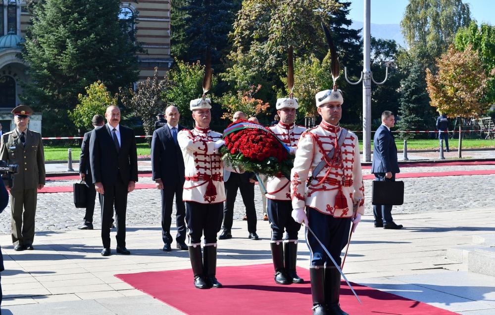 President Ilham Aliyev visits tomb of Unknown Soldier in Sofia  (PHOTO/VIDEO)